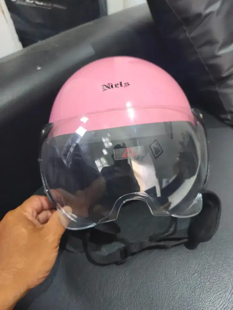 helm anak Niels warna pink