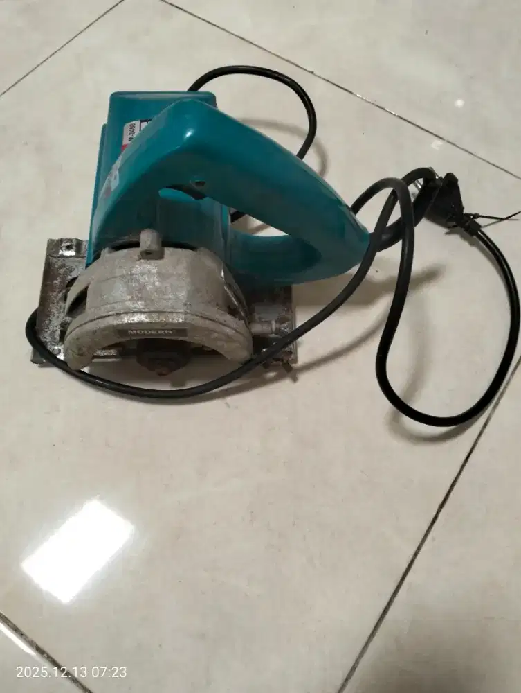 Mesin potong keramik