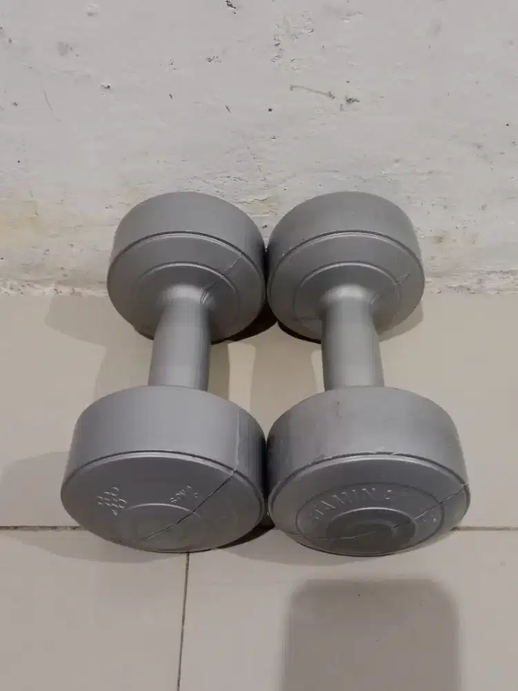 Satu pasang barbell berat 3KG total jdi 6KG