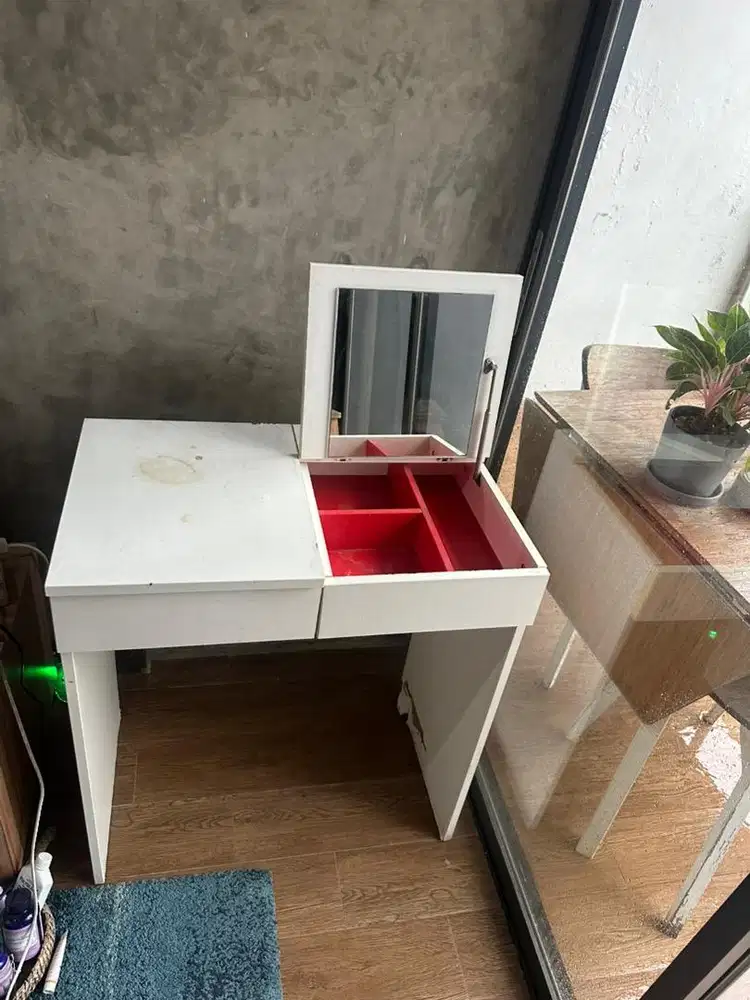 Meja Rias IKEA minimalis
