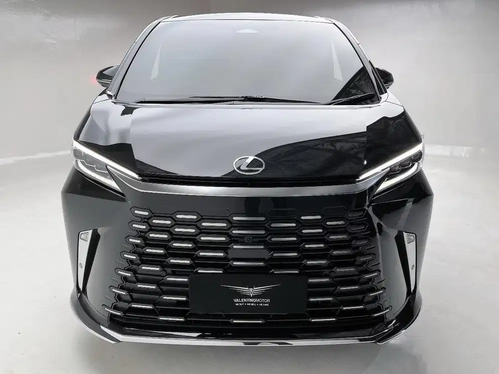 LEXUS LM350h 2023 – BLACK ON BLACK - LIKE NEW