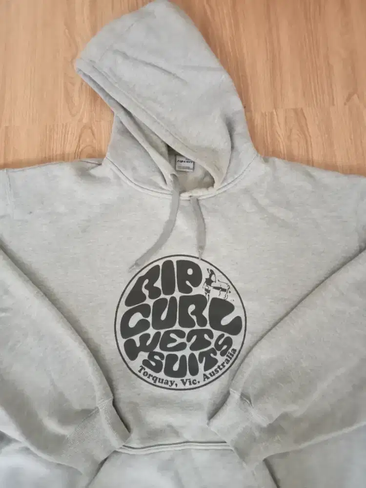 Hoodie warna abu, kondisi cukup baik