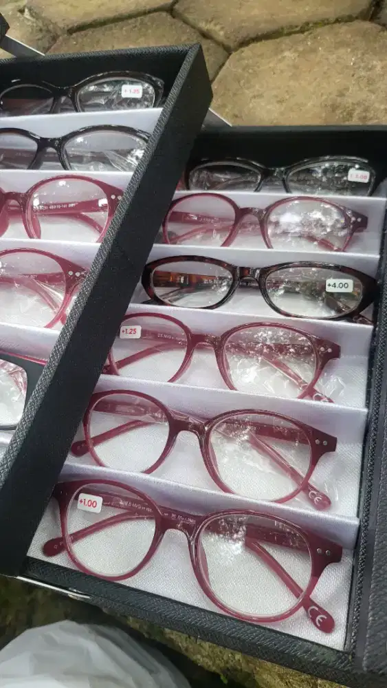 Obral kacamata baca essilor