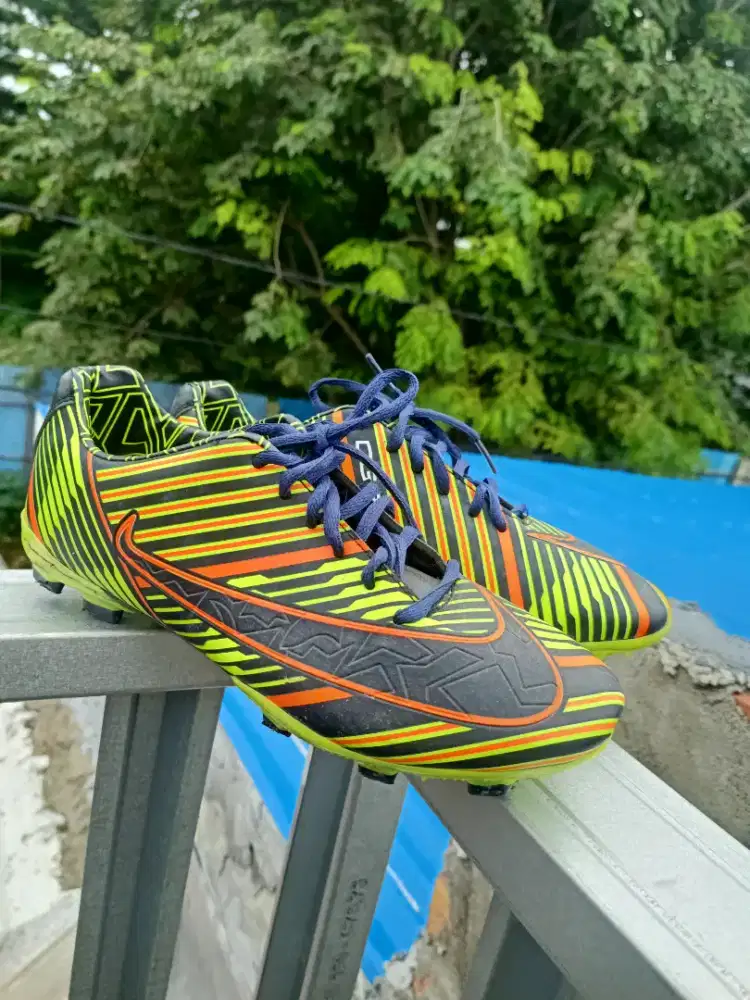 Sepatu bola lokal