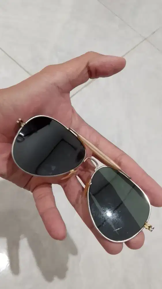 Kacamata hitam lawas tanpa tangkai