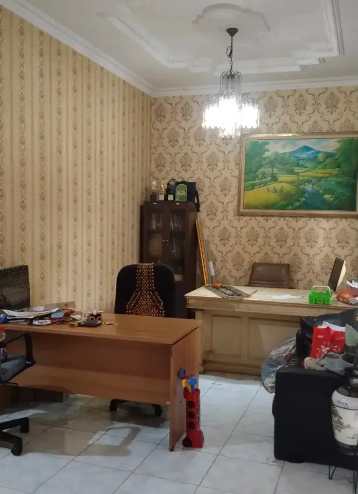 Disewakan rumah/kantor di pusat kota.