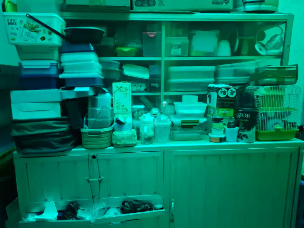 Lemari etalase pajangan