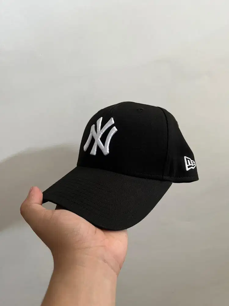 Topi New Era Hitam