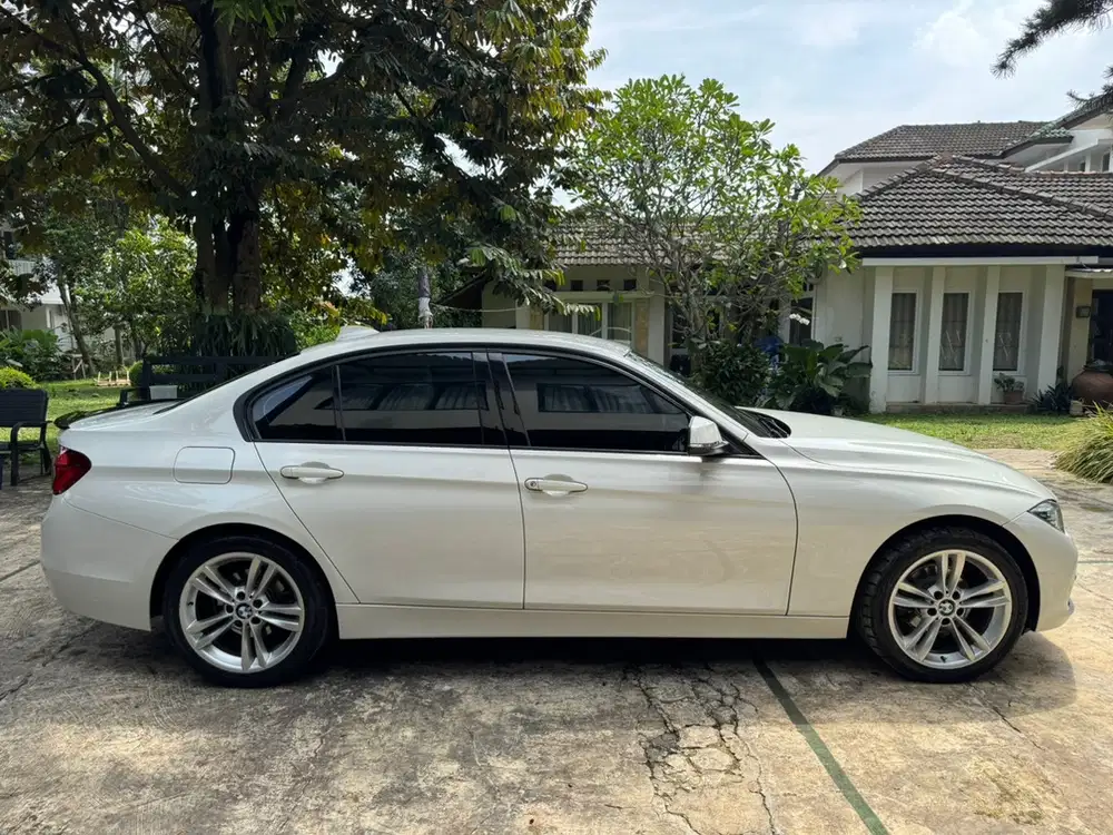 BMW 320i 2019 Bensin