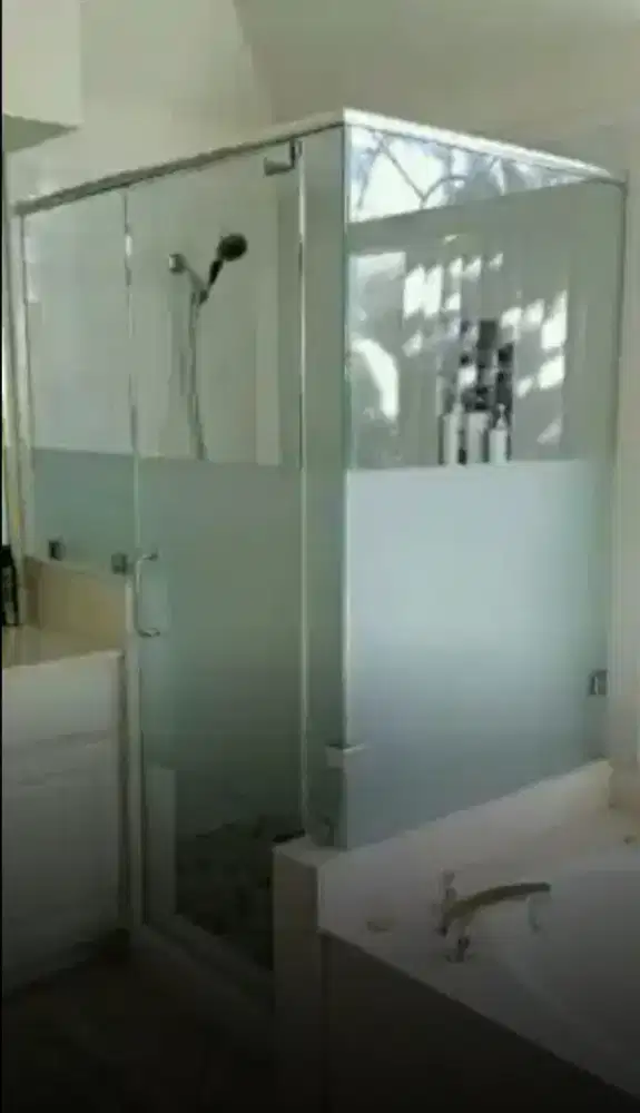 Pasang stiker sanblas kaca film tidak merusak kaca kamar mandi