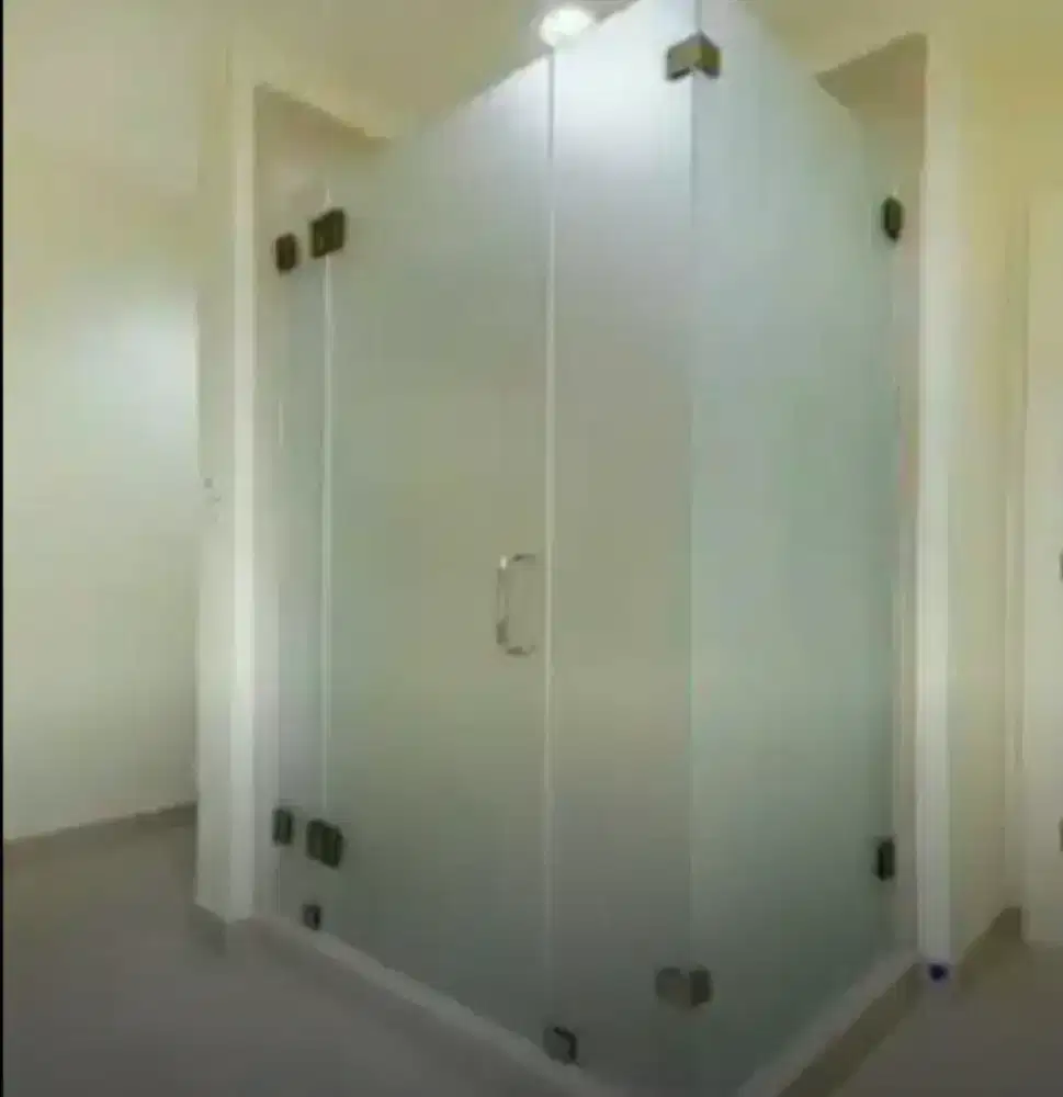 Ingin menutupi seluruh kaca kamar mandi pakai stiker sanblas kaca film