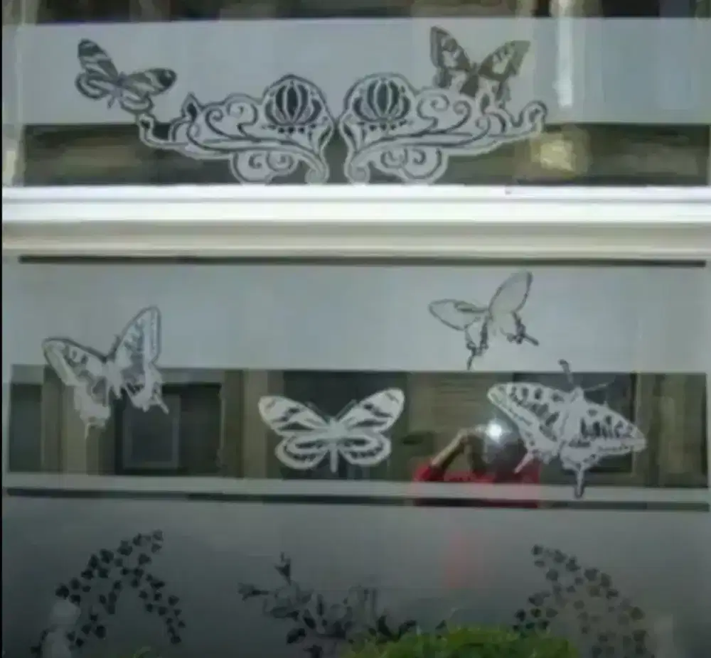 Ruangan kaca kamar tidur terlihat imut dg stiker sanblas cutting&riben