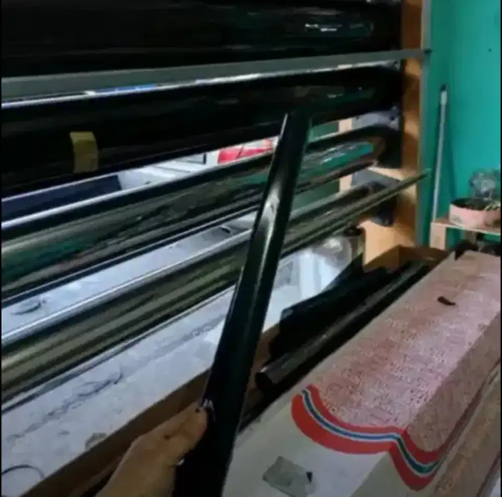 Meneyediakan material stiker sanblas kaca film riben juga pemasangan