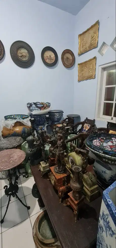 Patung Eropa Perunggu dan Lampu Tiffanny