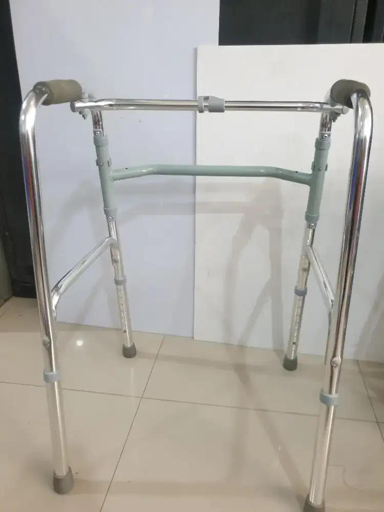 Walker lansia brand GEA FS913L second