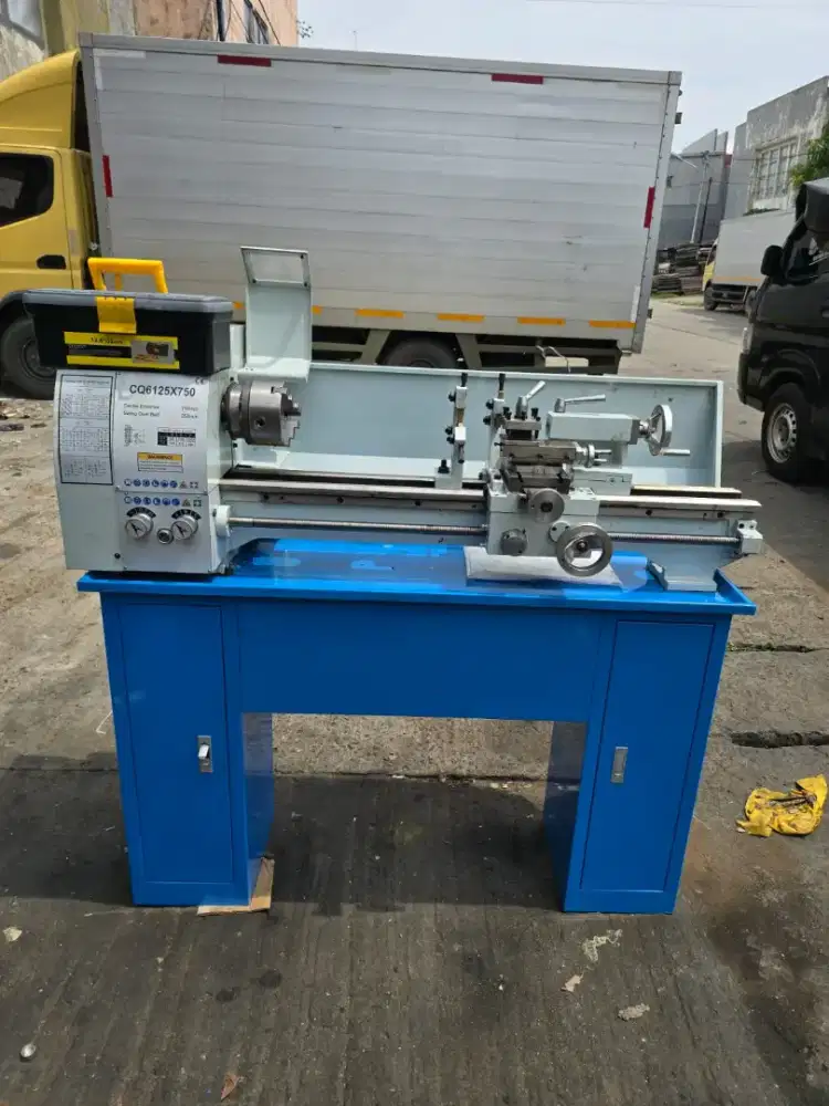 Mesin bubut CQ 6125×750