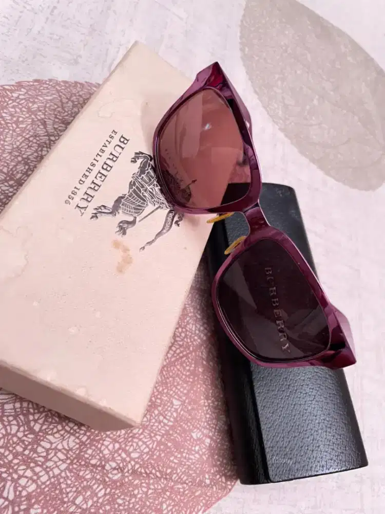 BURBERRY SUN GLASSES (AUTHENTIC)