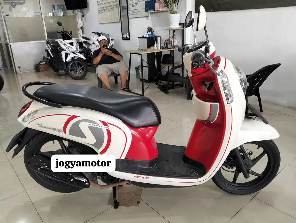 (B) honda scoopy  tahun 2014