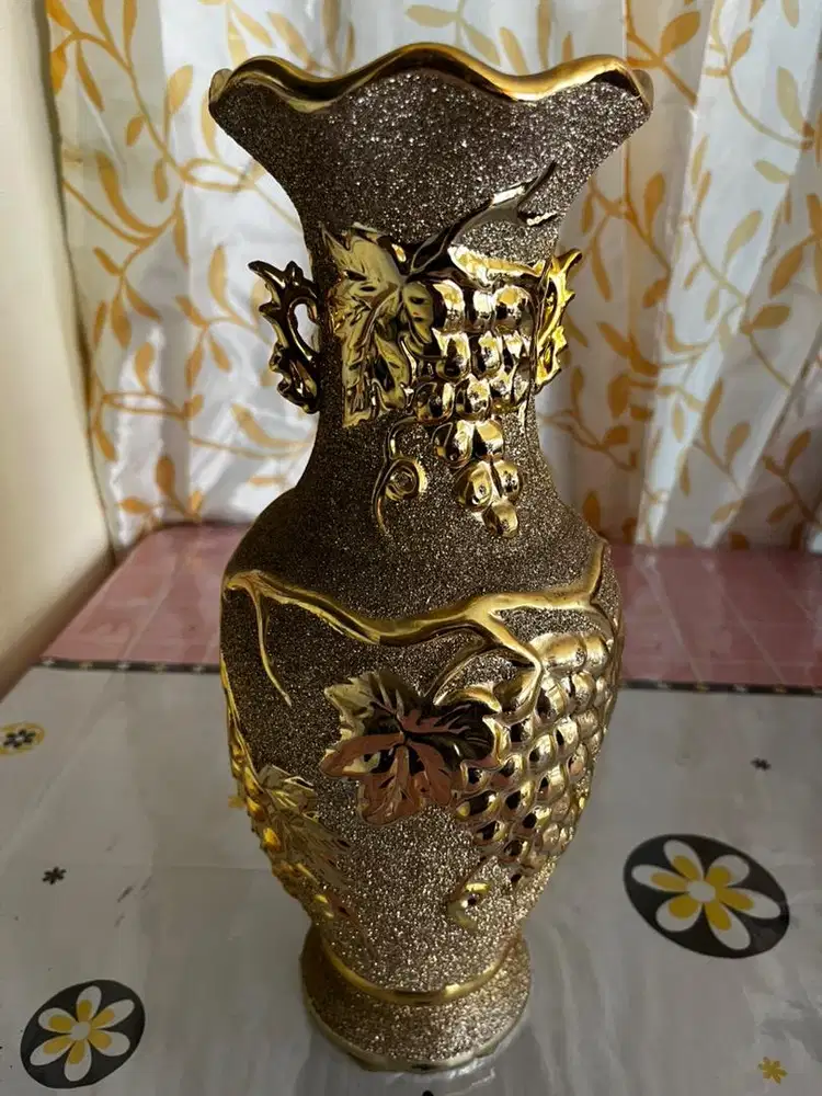 Vas Hias Klasik Motif Anggur Dekor Mewah Warna Emas