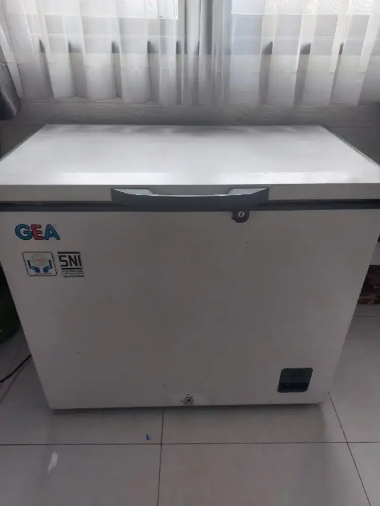 Jual frizer BOK merk GEA  200 liter dingin beku normal bisa diantar