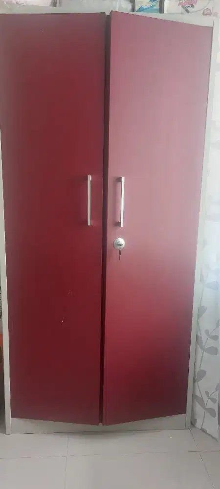 Lemari logam kokoh tinggi