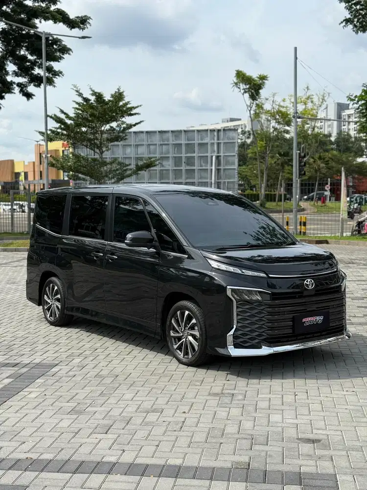 Like new. Toyota Voxy Nik 2023 ADAS POWERBACKDOOR 2022