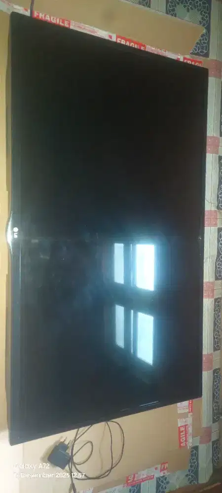 Di jual tv 50 inch merk LG.