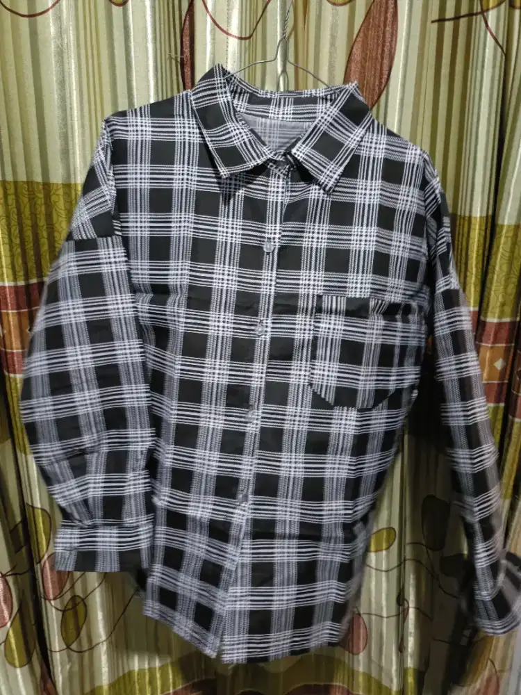 Kemeja Kotak-Kotak Lengan Panjang – Casual & Stylish