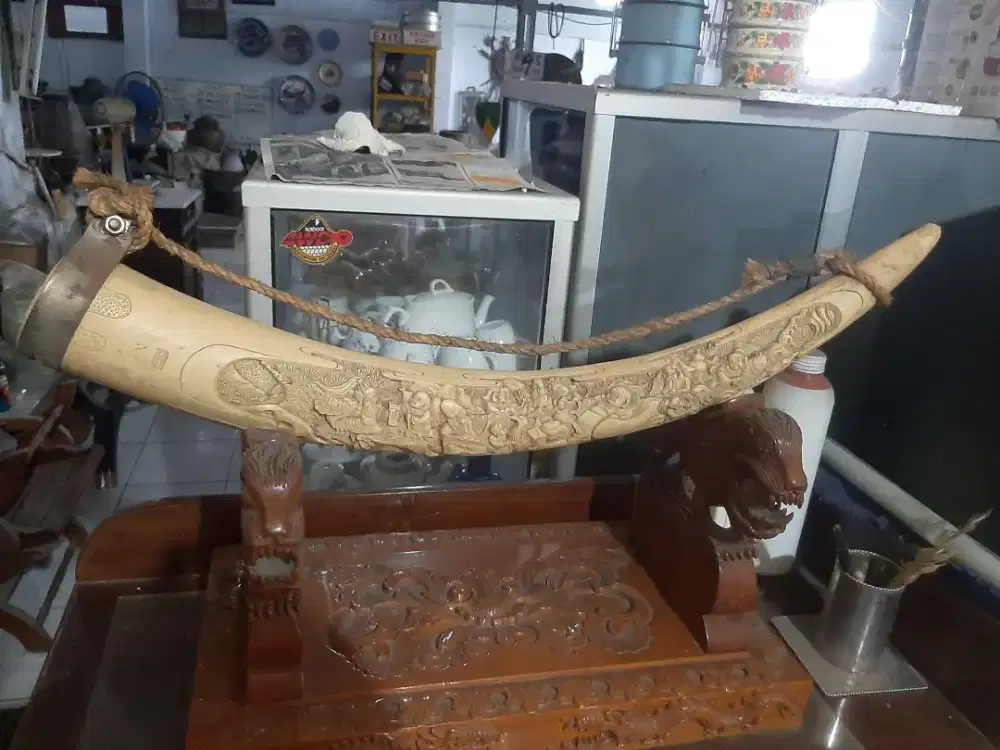 Replika gading berukir