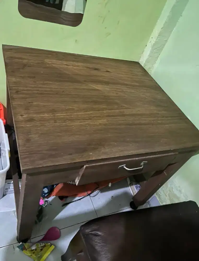 Meja dan kursi belajar