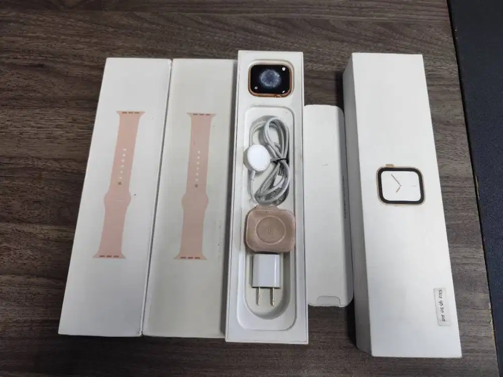 Apple Watch Series 4 44mm LTE Gold Alum Case with Pink Sand Sport