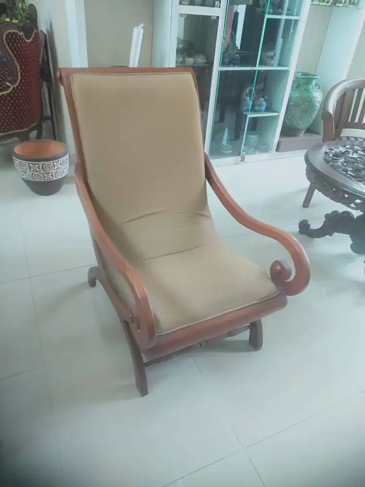 Kursi Santai Ruang Tamu Klasik – Kuat, Nyaman, Tampilan Berkelas