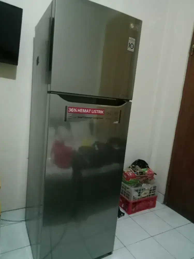Dijual kulkas LG 2 pintu seperti baru...