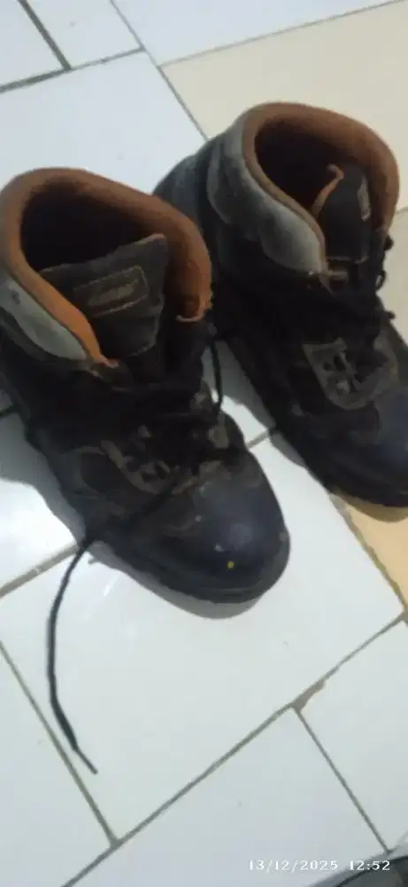 Sepatu safety pria merk krisbow