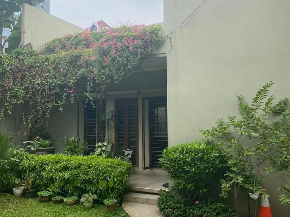 Rumah Strategis Dgn Halaman Luas di Cilandak Jaksel Gb-17427