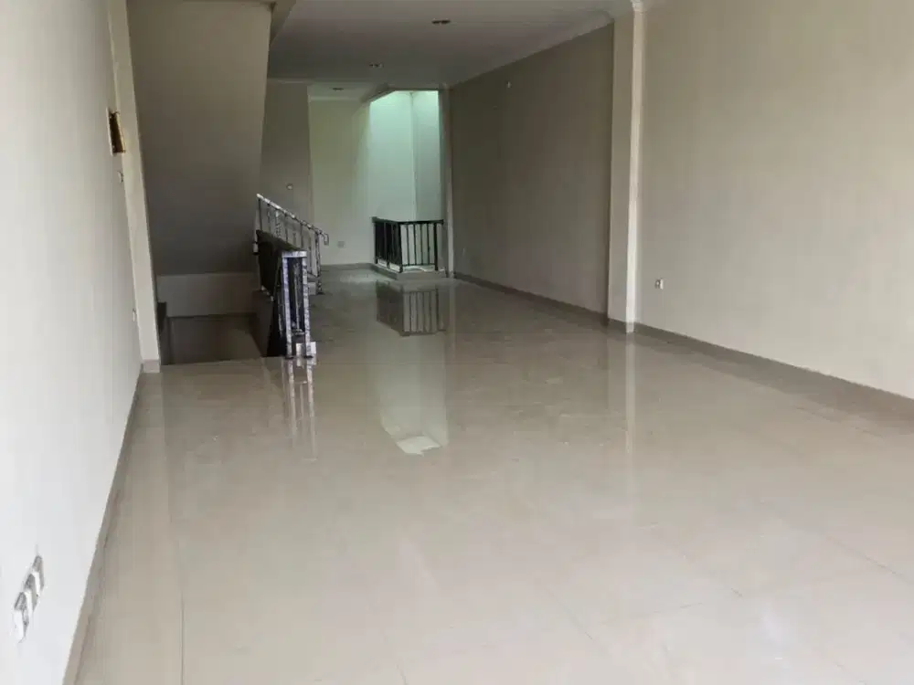 Ruko Di Green Lake City Cipondoh Tangerang Luas 4,5x15 3,5 Lantai Hadap Jalan