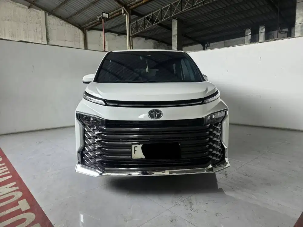 Low Km 21rban Toyota Voxy 2.0 AT ( Matic ) 2023 Putih Mulus siap pakai
