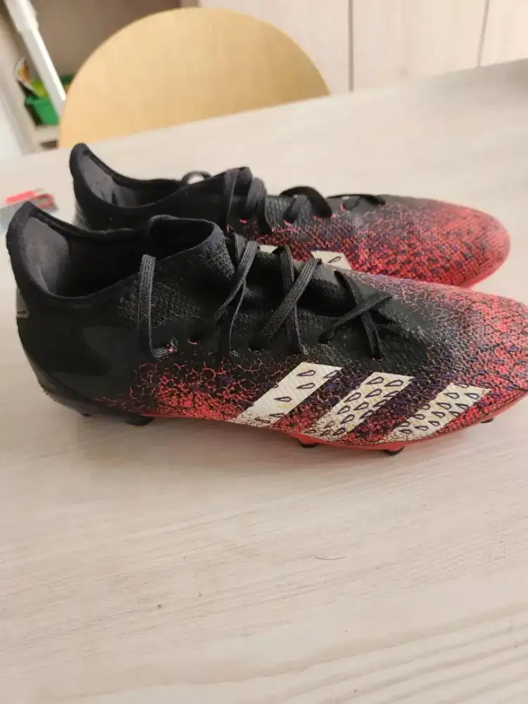 Sepatu adidaz size 42 dan masih bagus