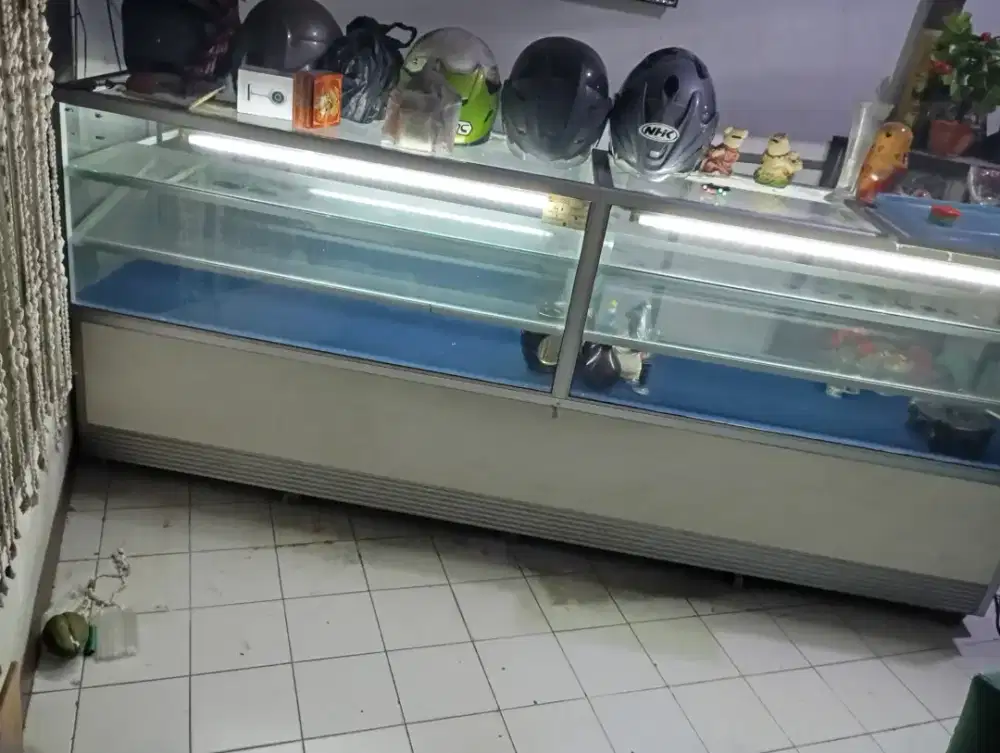 Di jual estalase bekas konter HP