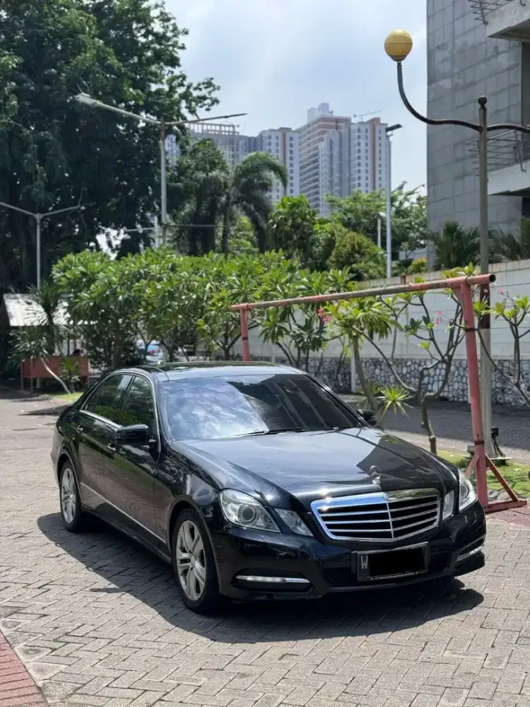 Mercedes Benz E300 Avantgarde 2010 Panoramic Full Option Rare W212