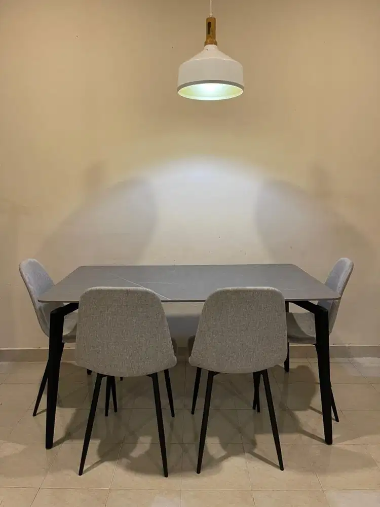 Informa Dining Table