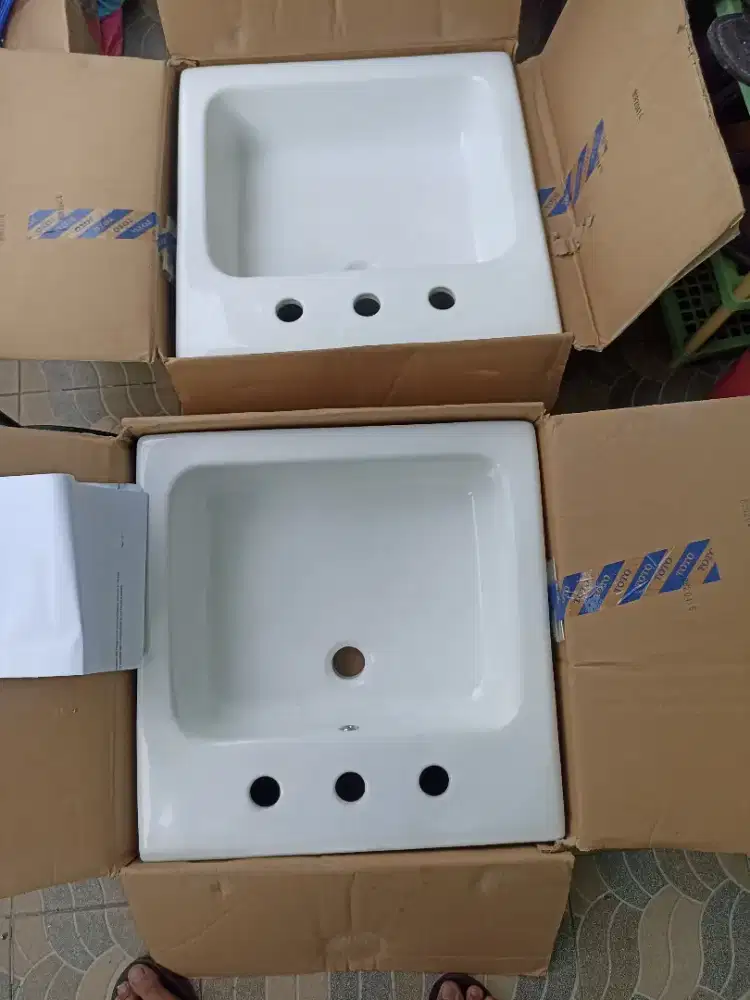 Wastafel/lavatory merk TOTO type LW641 & LW642