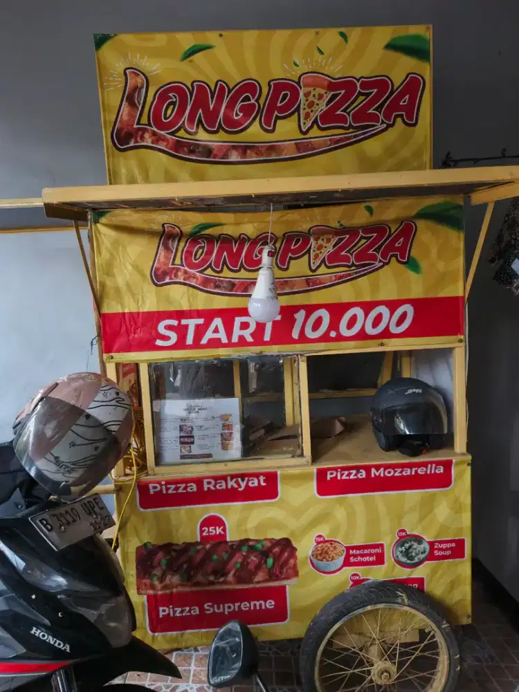 Gerobak es, cilok, teh solo, martabak dll