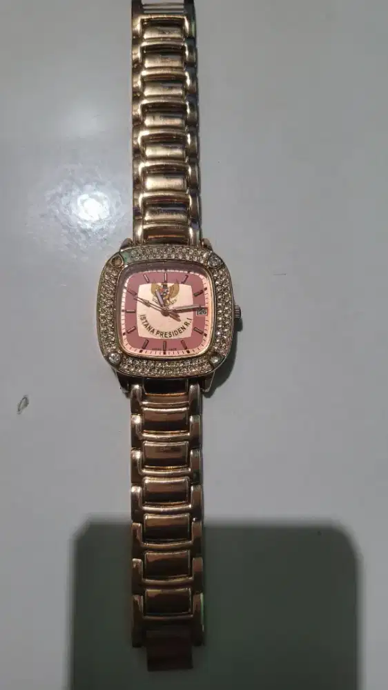 Jam tangan wanita burberry logo istana kepresidenan normal mulus