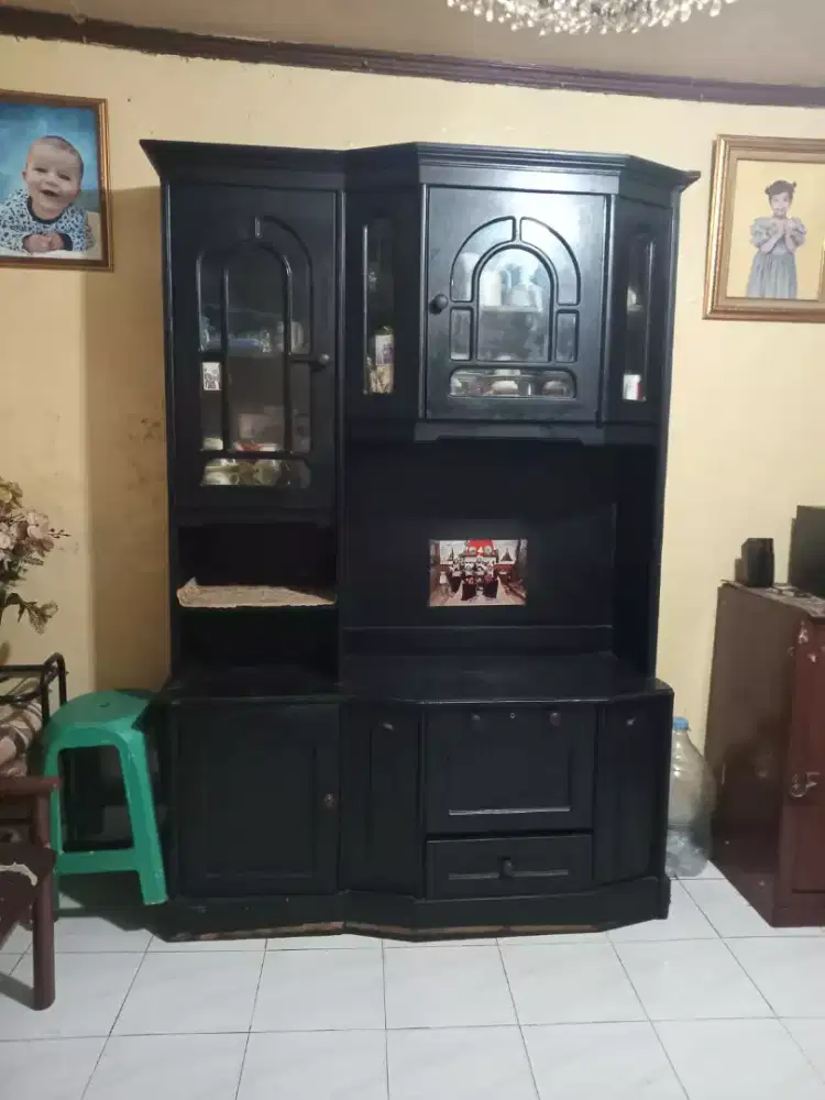 Lemari pajangan kayu jati