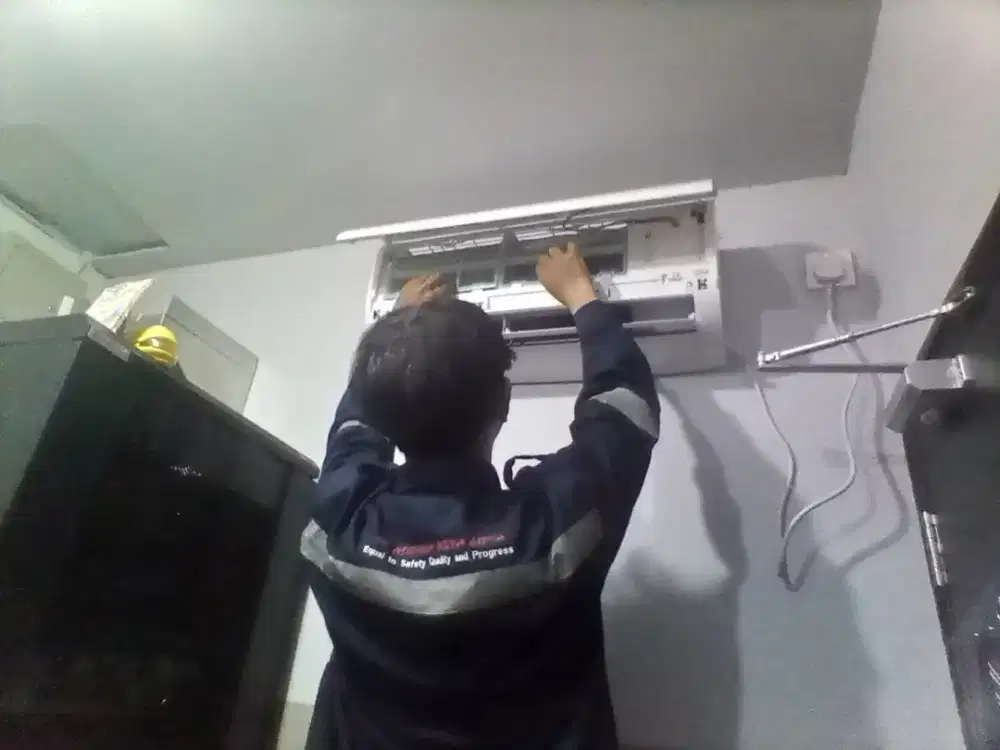 Service Ac/ pengisian Freon