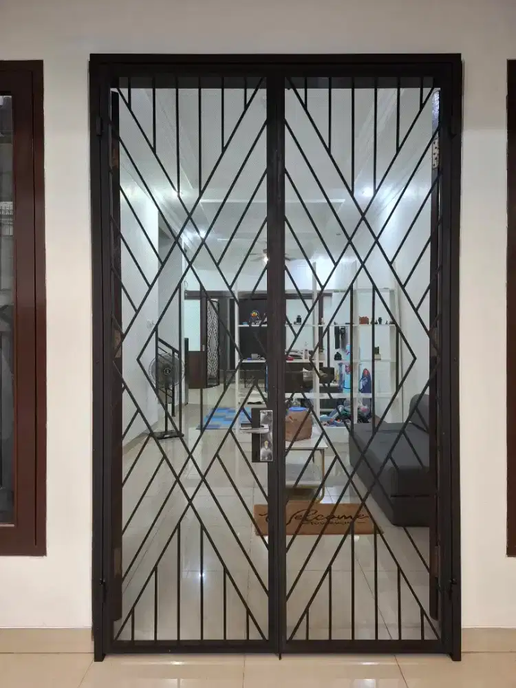 Pintu besi kasa nyamuk model dua daun