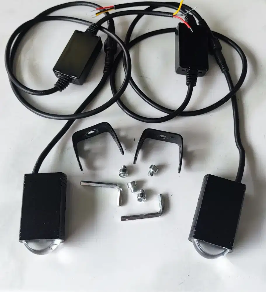 sepasang lampu sorot 2 warna