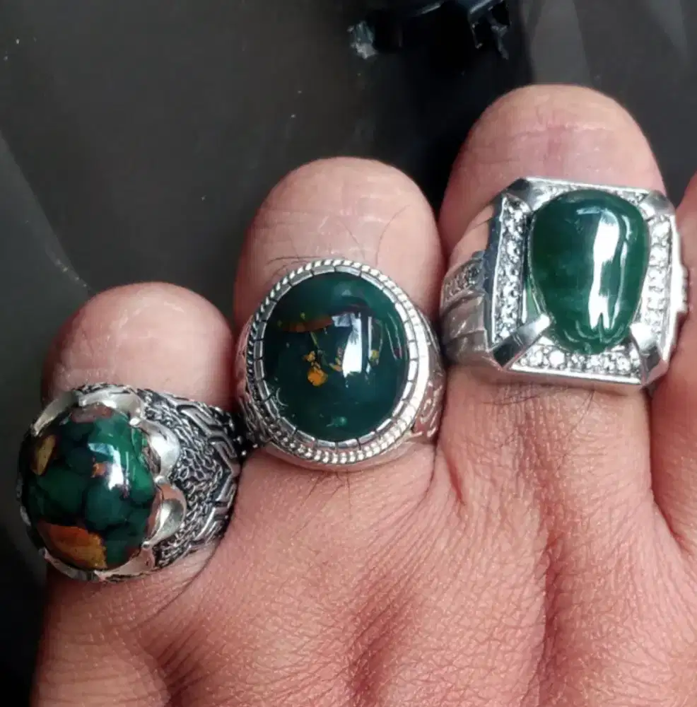 Bukan Bacan. Batu Permata Hijau