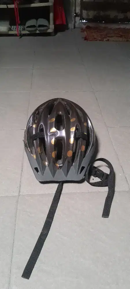 Jual helm sepeda warna emas gak bisa jauh-jauh